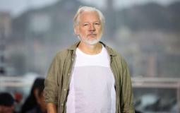 جوليان أسانج يرتدي قميصًا يحمل أسماء أطفال استشهدوا في غزة