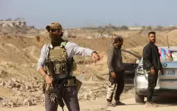 نازحون فلسطينيون يعبرون نقطة تفتيش يديرها عناصر أمن أمريكيين ومصريين في محور نتساريم - توضيحية