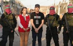 عيدان الكسندر مع عناصر من القسام والصليب الأحمر