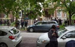 صحافيون أمام مبنى كان يقيم فيه إلياس رودريغيز في شيكاغو. 22 مايو 2025. ا ف ب