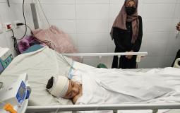 الطفل المصاب آدم يرقد للعلاج في مجمع ناصر الطبي