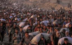 مواطنون يحاولون الحصول على كميات من الدقيق في غزة