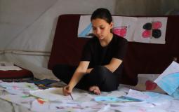 غزة - دانيا ترسم وجع الإبادة في خيمتها