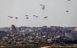 غزة - 23 شهيدا و124 إصابة ضحايا عمليات الإنزال الجوي الخاطئ للمساعدات