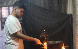 في منزلٍ على وشك السقوط... نازحان يصارعان تفاصيل الحياة في غزة