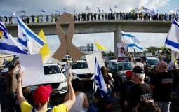 احتجاجات واسعة وإضراب في إسرائيل للمطالبة بوقف حرب غزة وإعادة الأسرى