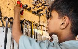 "محمود: طفل ورشة التصليح في غزة الذي نسى الحروف وتعلم المفاتيح"