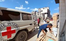 الصليب الأحمر يقدم شحنة طبية لمجمع الشفاء بغزة