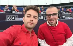 نواب بالبرلمان الأوروبي يرتدون قمصانا حمراء تضامنا مع غزة