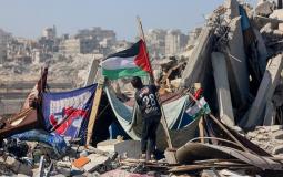 طفل يرفع العلم الفلسطيني وسط الدمار في قطاع غزة