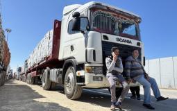 شاحنات مساعدات أمام معبر رفح