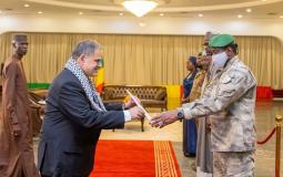 السفير حسان بلعاوي يقدم نسخة من أوراق اعتماده