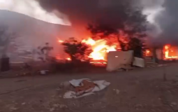 مستوطنون يضرمون النار في تجمع خلة السدرة قرب بلدة مخماس شمال القدس