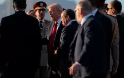 السيسي خلال استقبال ترامب في مطار شرم الشيخ