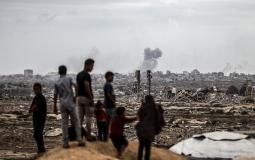 مواطنون في غزة وسط الدمار