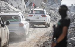 عناصر القسام برفقة الصليب الأحمر