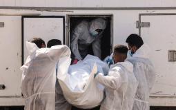 موظفو مجمع ناصر الطبي يُنزلون جثة واحدة من 30 جثة لأسرى فلسطينيين احتجزتهم إسرائيل