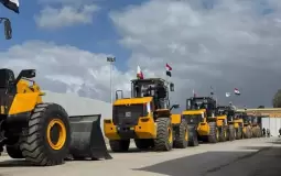 جرافات مصرية على بوابة معبر رفح