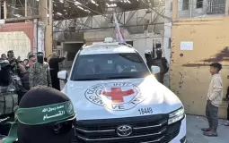 الصليب يتسلم جثامين تعود لأسرى إسرائيليين