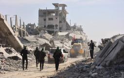 عناصر القسام برفقة الآليات للبحث عن جثامين أسرى الاحتلال