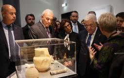 الرئيس عباس يزور معرض "كنوز منقذة من غزة" في باريس