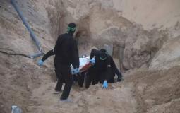 عناصر حماس تنتشل جثة الأسير هدار غولدن