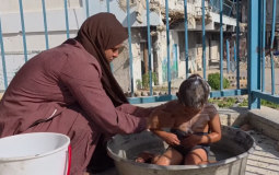 صابرين أبو عاصي مع طفلها