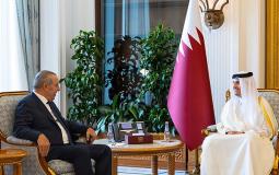 حسين الشيخ مع رئيس الوزراء القطري