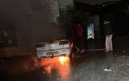 مستوطنون يحرقون مركبات فلسطينية ويخطون شعارات عنصرية
