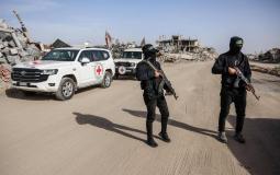 عناصر القسام برفقة طواقم الصليب الأحمر