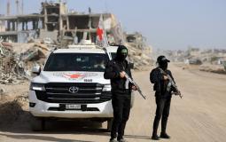 عناصر القسام بجانب مركبات الصليب الأحمر