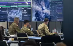 "بالانتير" في غزة: دمج بيانات الإغاثة بـ "مصفوفة الاستهداف"