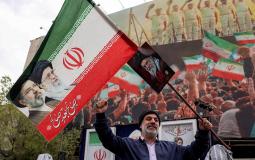 إيرانيون يرفعون علم بلادهم - تعبيرية