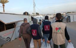 بنك فلسطين وجمعية عطاء فلسطين يوزعان وجبات إفطار للأسر المتضررة في غزة