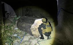 الشرطة الفلسطينية تتعامل مع شظايا صاروخية سقطت في بيت لحم يوم الأربعاء الماضي