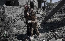 امرأة لبنانية مع طفلتها، ويحيطهما الدمار