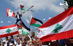 رفع أعلام لبنان وفلسطين