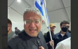 بن غفير خلال تواجده في مكان التنكيل بنشطاء أسطول الصمود