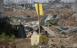 فتى فلسطيني قرب علامة "الخط الأصفر" شرقي دير البلح بقطاع غزة يوم 22 يوليو/تموز 2026 (الفرنسية)