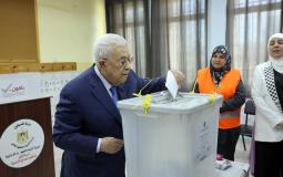 الرئيس الفلسطيني محمود عباس يدلي بصوته في الانتخابات المحلية برام الله 25 أبريل 2026 (د.ب.أ)