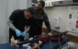 طفل مصاب يتلقى العلاج داخل أحد مستشفيات قطاع غزة - توضيحية