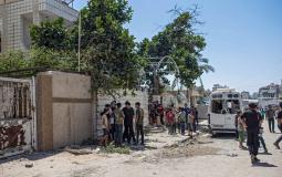 فلسطينيون قرب منزل مسؤول أمني في «حماس» تعرض لهجوم إسرائيلي أسفر عن اختطافه يوم الثلاثاء