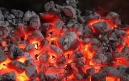 غزة: غلاء الفحم واحتكاره يهددان بإغلاق المطاعم والمنشآت