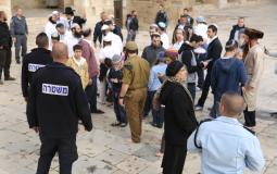مستوطنون وطلبة يهود داخل المسجد الأقصى