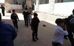 قوات الاحتلال تطلق قنابل الغاز تجاه طلاب مدرسة النهضة في الخليل