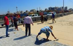 سلطة الموانئ البحرية تواصل أعمال تبليط الشارع الجنوبي للميناء في غزة