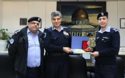 اللواء حازم عطا الله يمنح ادارة مكافحة المخدرات وضابطين شرطة جائزة التميز بمناسبة يوم الشرطة العربية