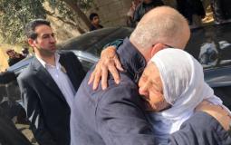 سيدة فلسطينية تُستقبل رئيس الوزراء بعد نجاته من عملية التفجير -ارشيف-