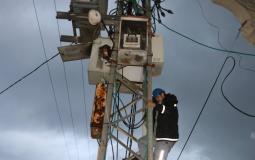 طواقم الصيانة بشركة الكهرباء بغزة - أرشيف