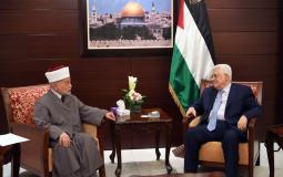 الرئيس محمود عباس خلال استقباله المفتي العام للقدس الشيخ محمد حسين - أرشيفية